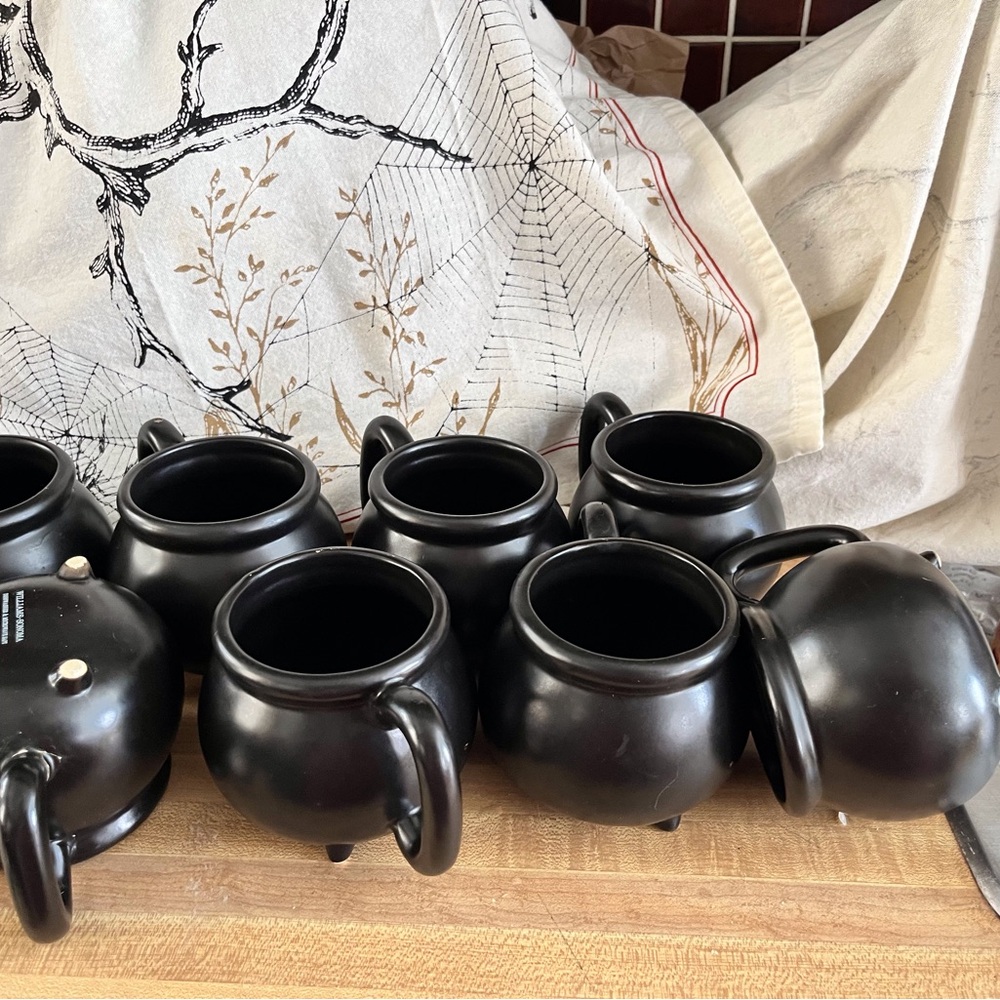 4 W-S Halloween cauldron mugs (2012)
